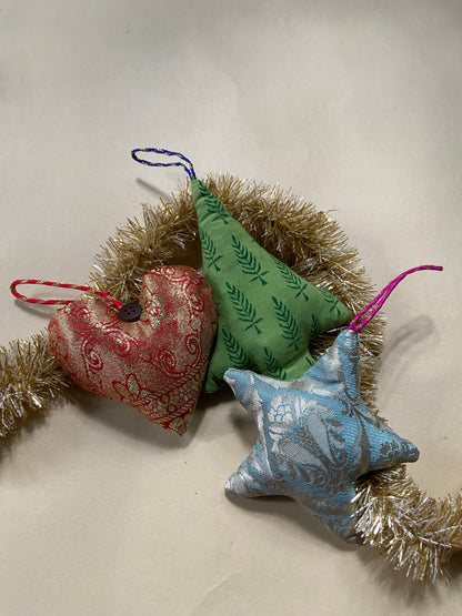 medium-ornaments-upcycled-christmas-decorations-set1-close-up